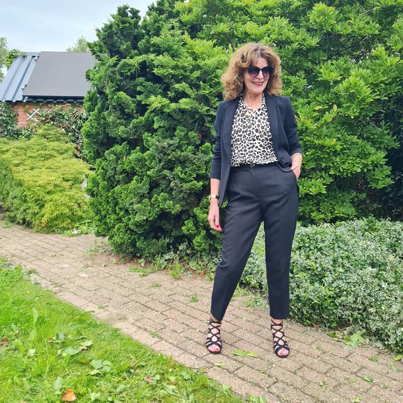 Effortless chic: Mastering the art of cropped black trousers