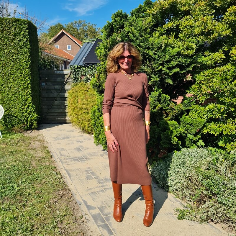 Brown knit dress: the perfect canvas for fall fashion looks