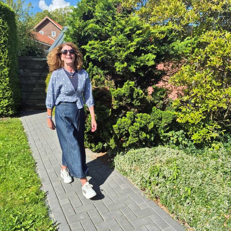 The modern uniform: denim, sneakers and effortless elegance
