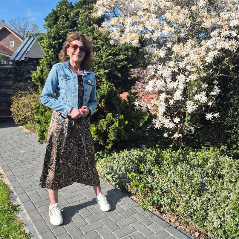 Denim, dresses and sneakers: the trio for effortless fashion Denim, dresses and sneakers: the trio for effortless fashion