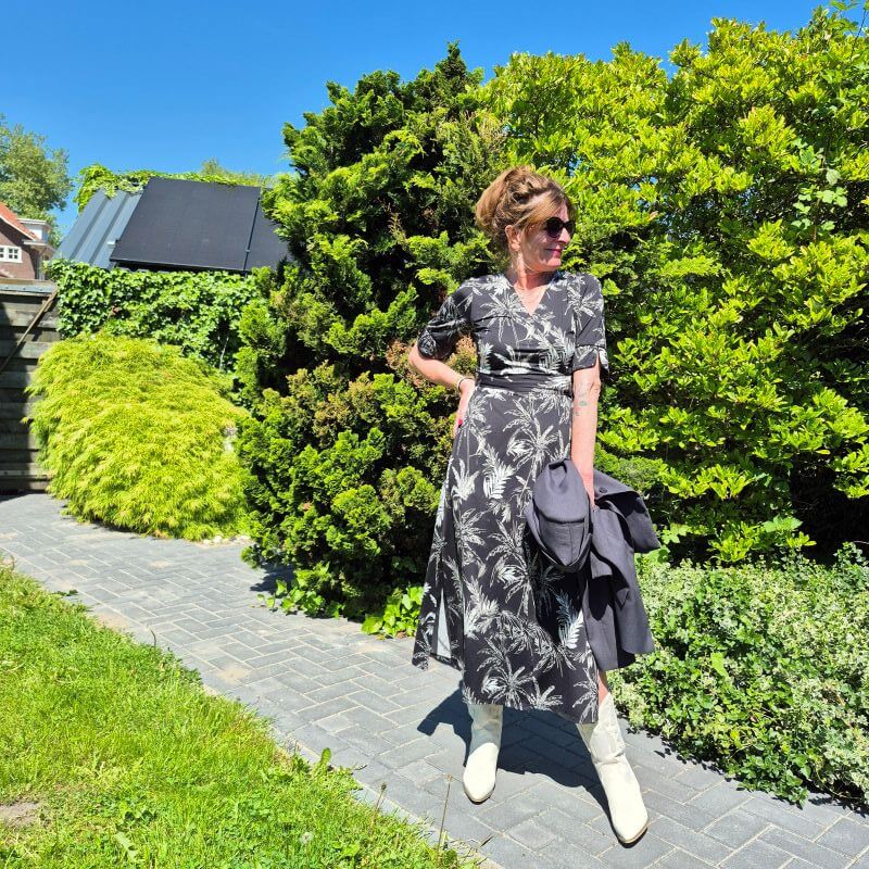 How to style a classic dress with cowboy boots How to style a classic dress with cowboy boots